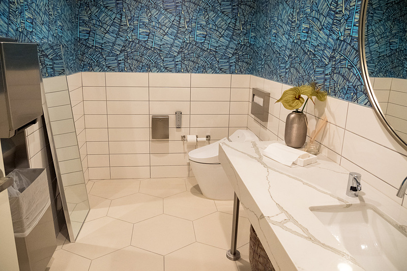 更衣室も兼ねるトイレをラウンジ内に新設