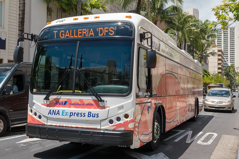 「サンセットオレンジ」のANAエクスプレスバス。こちらの背景はハイビスカスなどの花のモチーフ