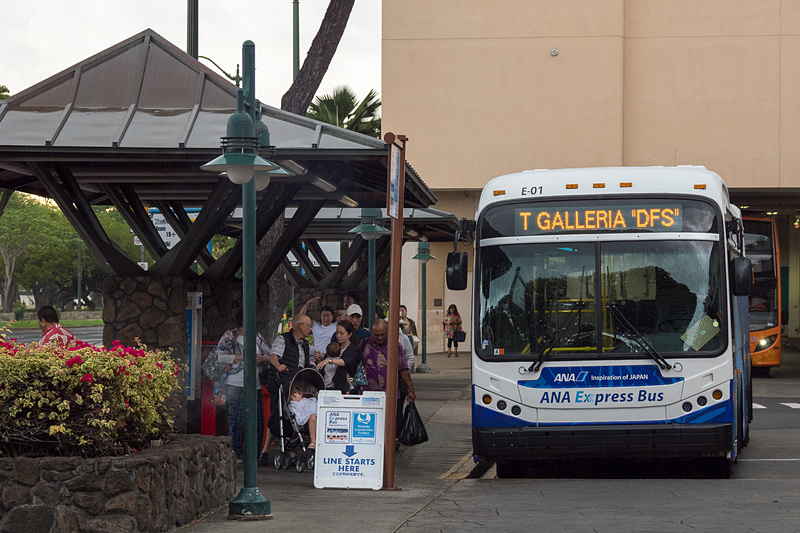 アラモアナセンターでは海側の停留所から乗車