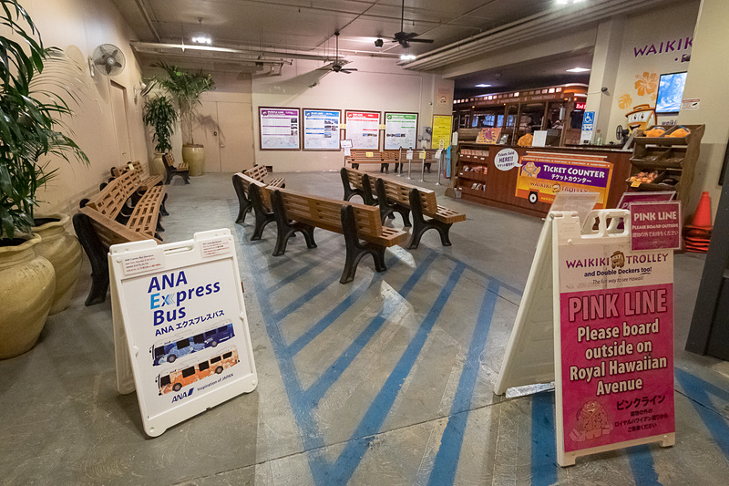 Tギャラリア ハワイ by DFSは、カラカウア通りから見て一番奥の地下にある停留所から乗車する