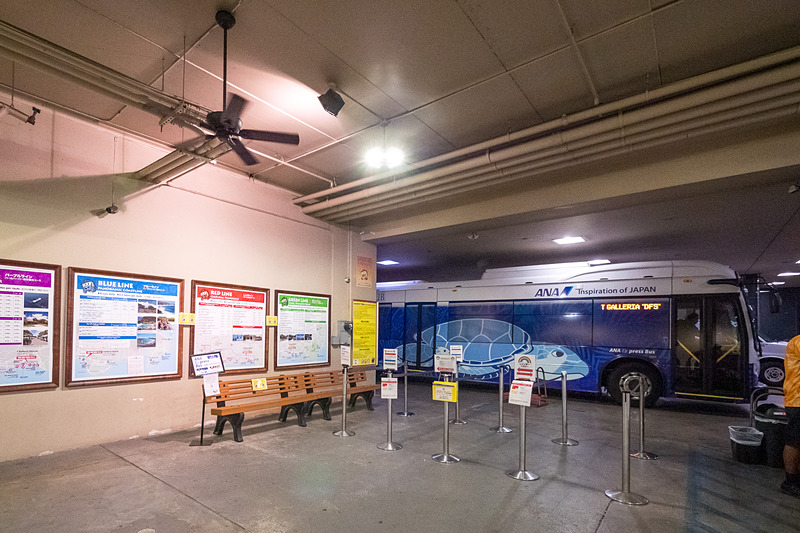 Tギャラリア ハワイ by DFSは、カラカウア通りから見て一番奥の地下にある停留所から乗車する