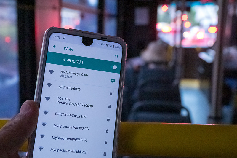 車内では無料Wi-Fiを提供。認証用のパスワードは車内に掲示されている