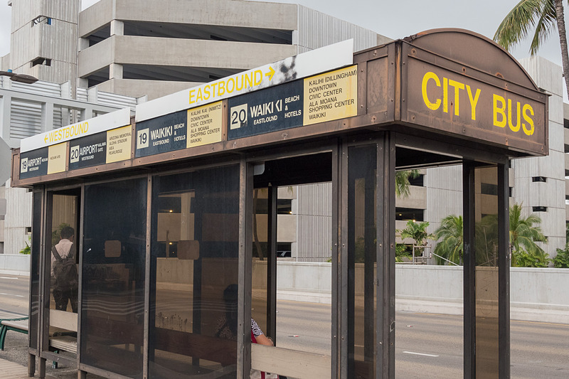 これは余談だが、空港からアラモアナセンターへは路線バスの「TheBus」を使用。大きな荷物は持ち込めないが、2.75ドル（約300円）でワイキキまで移動できる格安の移動手段だ