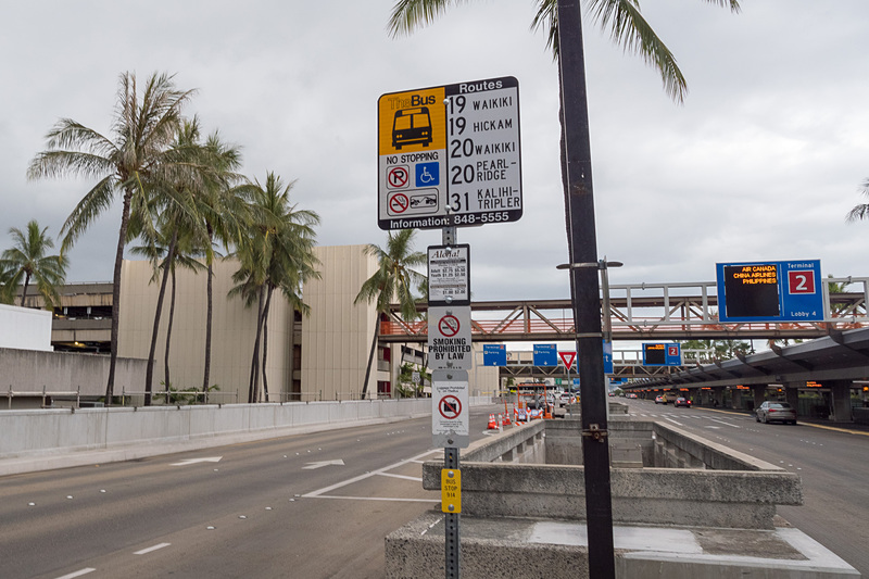 これは余談だが、空港からアラモアナセンターへは路線バスの「TheBus」を使用。大きな荷物は持ち込めないが、2.75ドル（約300円）でワイキキまで移動できる格安の移動手段だ