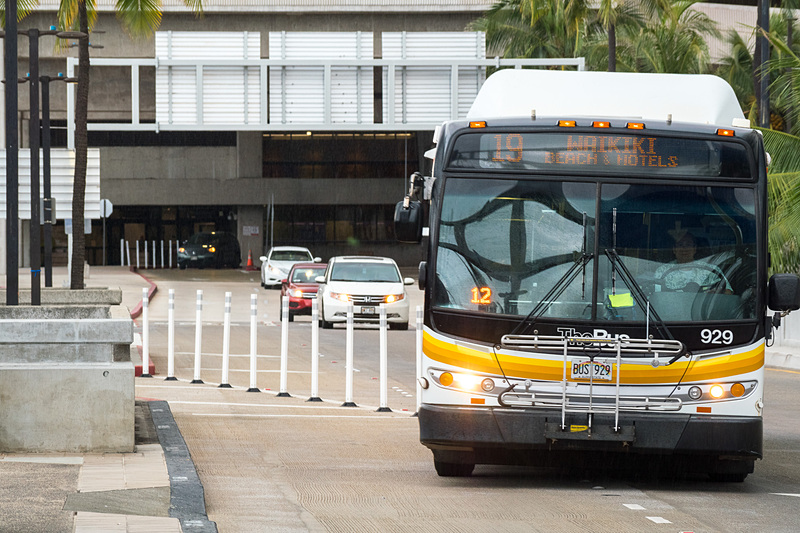 これは余談だが、空港からアラモアナセンターへは路線バスの「TheBus」を使用。大きな荷物は持ち込めないが、2.75ドル（約300円）でワイキキまで移動できる格安の移動手段だ