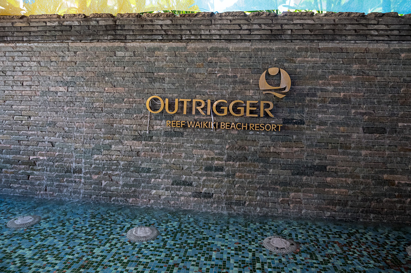 集合場所のアウトリガー・リーフ・ワイキキ・ビーチ・リゾート。この建物が目印