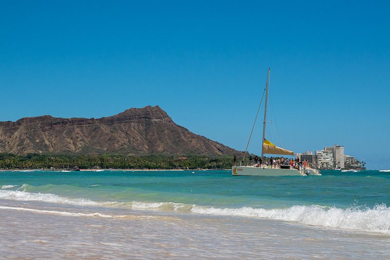 このカタマランをチャーター。写真は通常運航中の便