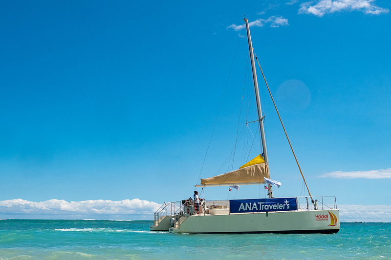 「SAILING HONU」仕様にドレスアップしたカタマラン。スタッフもANA HAWAiiのTシャツを着用