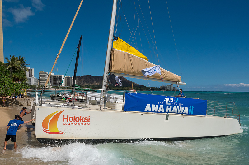 「SAILING HONU」仕様にドレスアップしたカタマラン。スタッフもANA HAWAiiのTシャツを着用