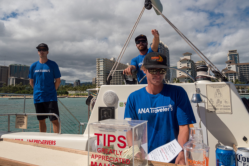 いざ乗船。ビーチから直接乗るので、濡れてもよいサンダルが必須。乗るときは裸足で