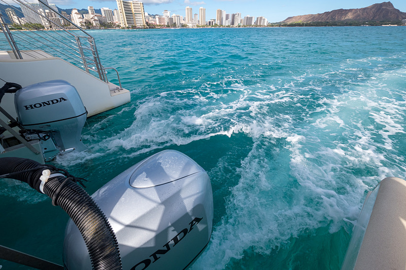 沖に近い場所では帆を閉じた状態でホンダのVTEC搭載船外機を使って推進