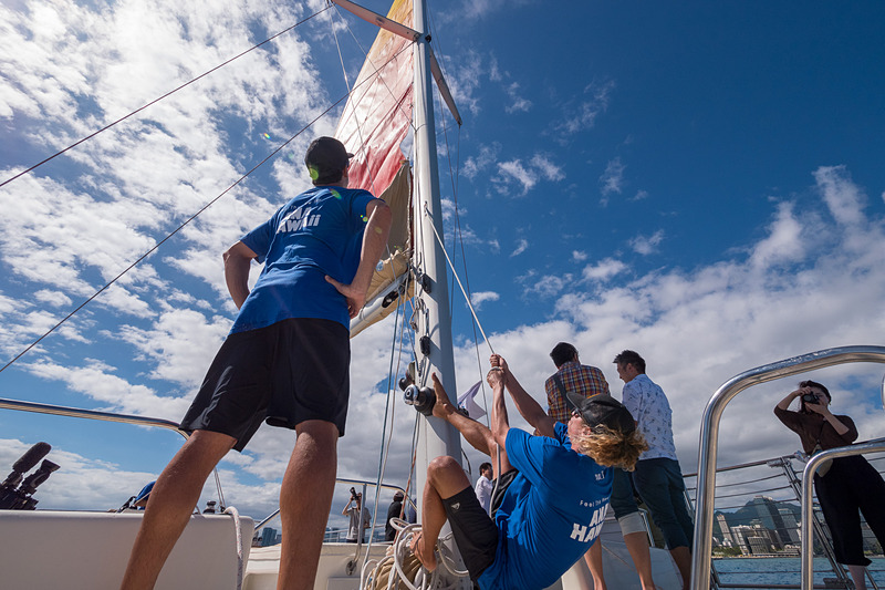 突風が吹いても大丈夫なぐらい岸から十分に離れたところで帆を開く