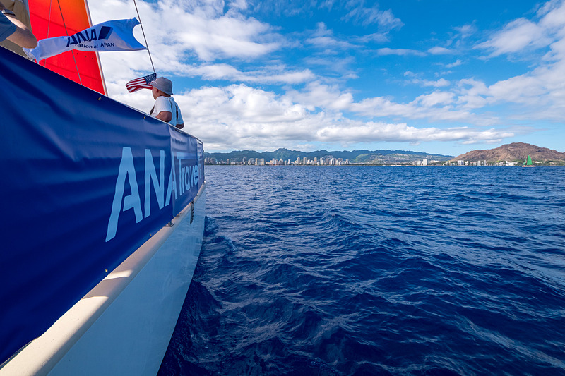 “エメラルドグリーンの海”とはまったく違う、沖から見る独特の青い海。遠くにマウイ島が見える（写真右）