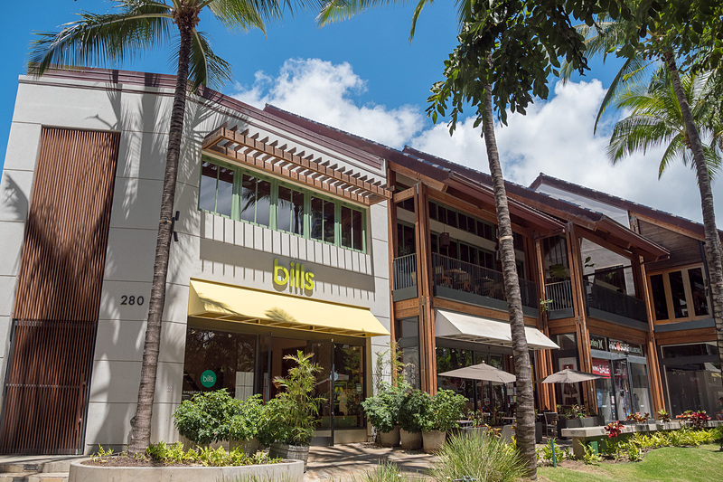 bills Waikiki。1階のレセプション横にある部屋を手荷物預かりスペースとし、食事中、無料でスーツケースなどを預かってもらえるようになる