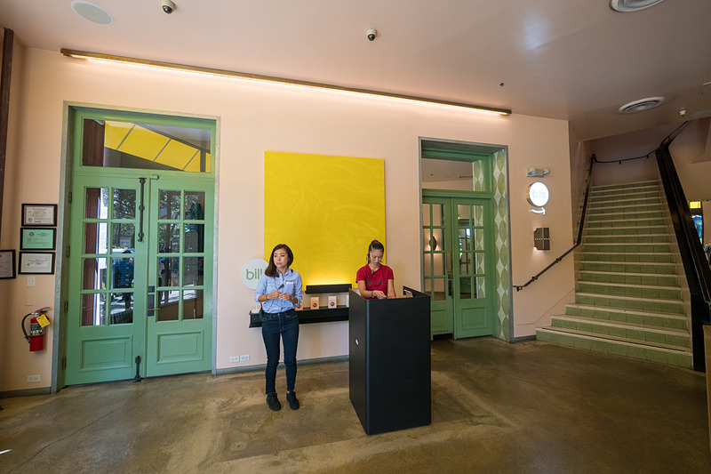 bills Waikiki。1階のレセプション横にある部屋を手荷物預かりスペースとし、食事中、無料でスーツケースなどを預かってもらえるようになる