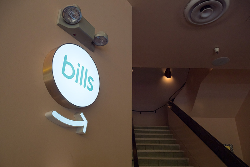 bills Waikiki。1階のレセプション横にある部屋を手荷物預かりスペースとし、食事中、無料でスーツケースなどを預かってもらえるようになる