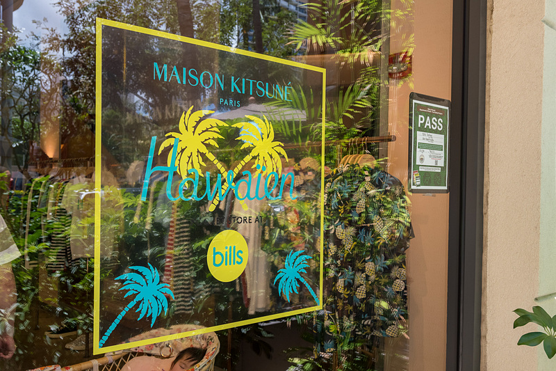 1階の物販スペースでは、メゾン・キツネ（MAISON KITSUNE）とのコラボ商品を販売。ワイキキ店でしか買えない商品も