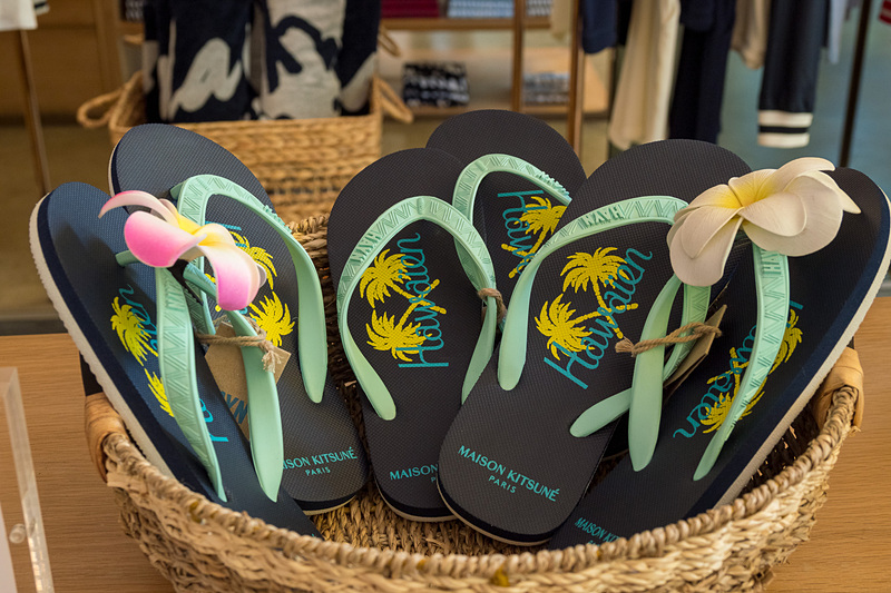 1階の物販スペースでは、メゾン・キツネ（MAISON KITSUNE）とのコラボ商品を販売。ワイキキ店でしか買えない商品も