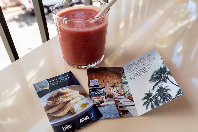 5月24日から日本発便のエコノミークラスでコラボメニューを提供。bills Waikikiで利用できるドリンクカードが付く