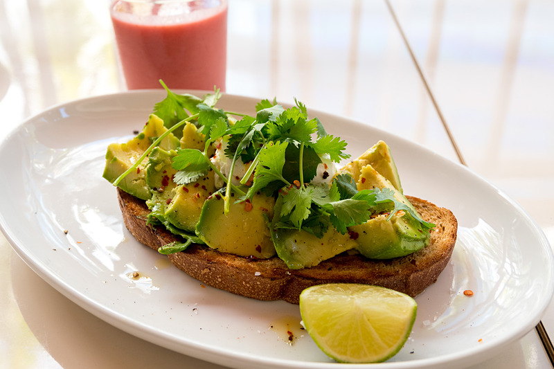 アボカドトースト - フレッシュコリアンダーとライム添え（13ドル/約1430円）