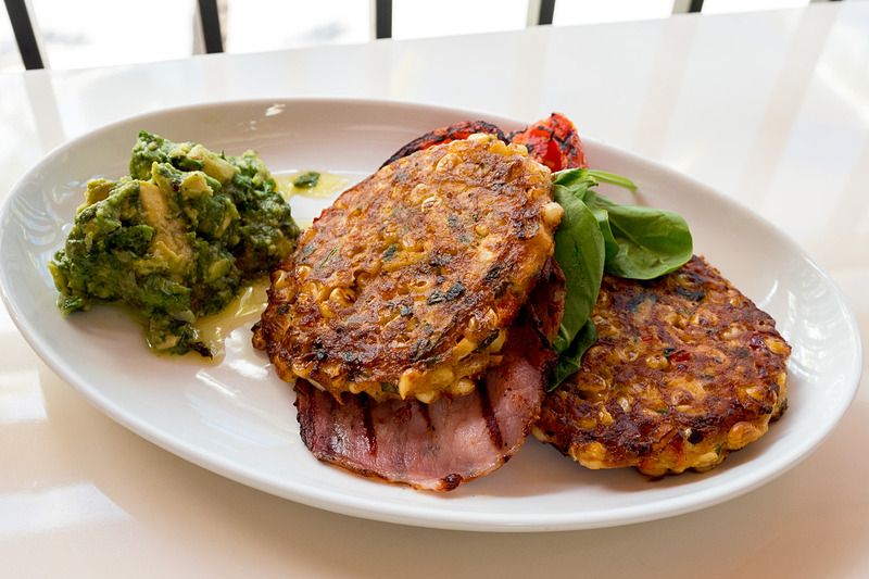 カフクスイートコーンフリッター /w クミンローストトマト、ほうれん草、ベーコン、アボカドサルサ（22ドル/約2420円）