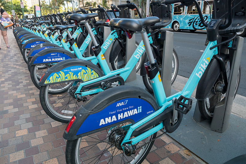 シェアサイクル「biki」協賛。ANA HAWAiiロゴの入った電動自転車が用意されている