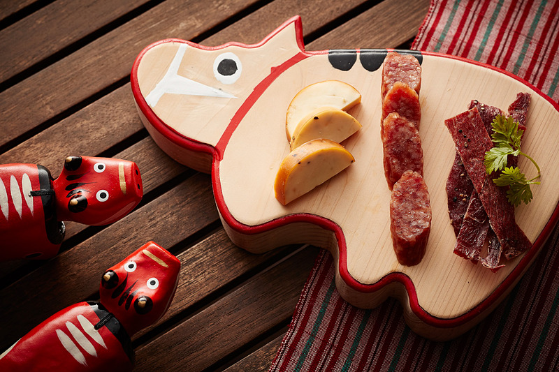 おつまみも赤べこな器でサーブされる。「赤べこおつまみセット」