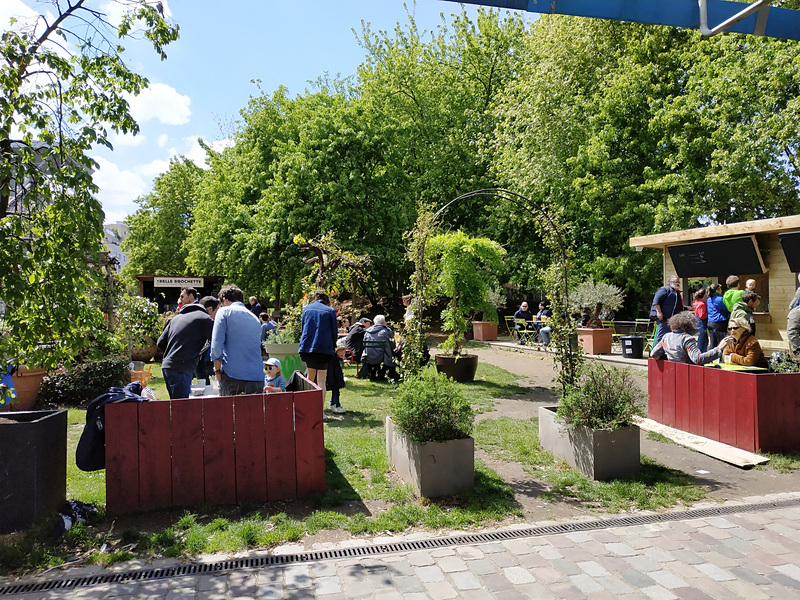 広い公園のあちらこちらで、ジョギング、サイクリング、サッカー、ピクニックなど、人々は思い思いに過ごしています。カフェやレストランもたくさんあります