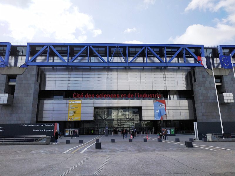 シテ科学産業博物館。目の前には古い品種だというニワトリが飼われています