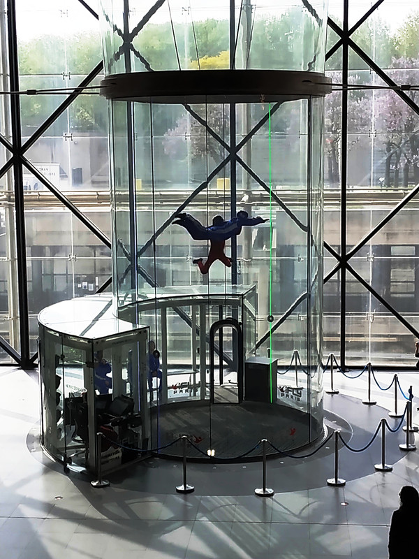 室内スカイダイビングは大盛況