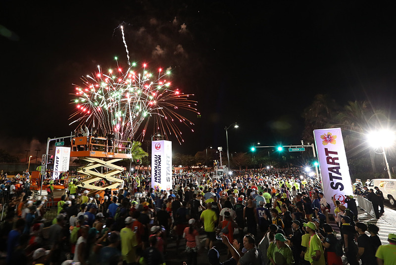 花火が上がりランナーを祝福するスタートの様子