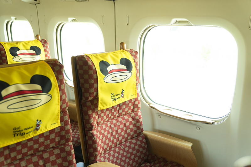 「JR九州 Waku Waku Trip 新幹線」は車内でも座席のヘッドカバーなどに特別なデザインを施している