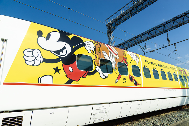 「JR九州 Waku Waku Trip 新幹線」はイエローをベースに、ミッキーマウスが旅をとおして体験する「いざなう」「冒険する」「眺める」「見つける」「楽しむ」をキーワードにしたアートを散りばめた、「ミッキーマウスと一緒に夢と希望の物語を探しにいく」デザインとなっている