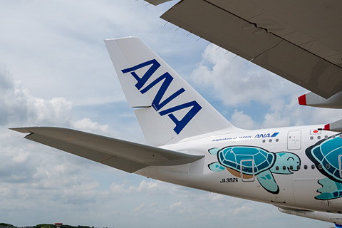 エメラルドグリーンの2号機が笑顔で成田に。ANAのエアバス A380型機