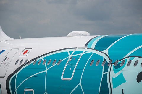 エメラルドグリーンの2号機が笑顔で成田に。ANAのエアバス A380型機