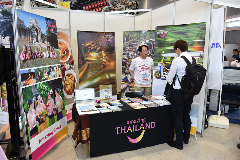 航空会社や政府観光局などがブースを展開。ご当地グルメを楽しめる区画も（写真は2018年のもの）