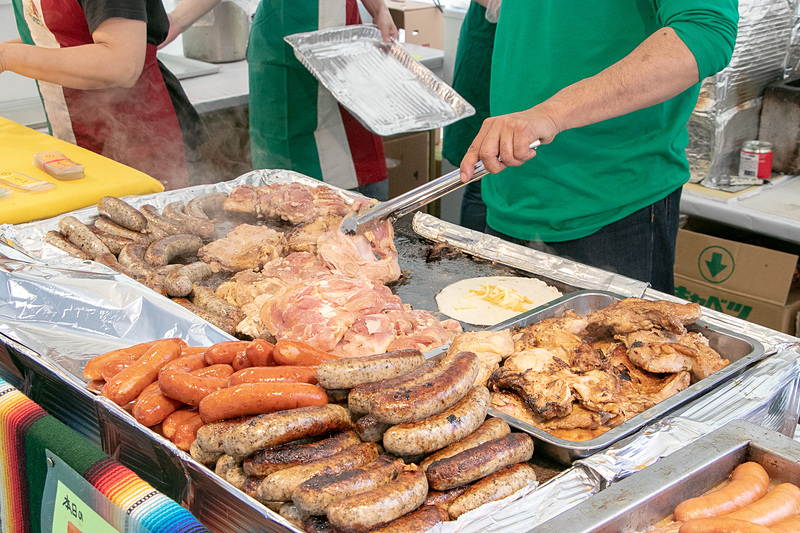 メキシコ料理の屋台ではタコス（各種500円）や、メキシコ料理の盛り合わせ「メキシカンプレート」などを提供