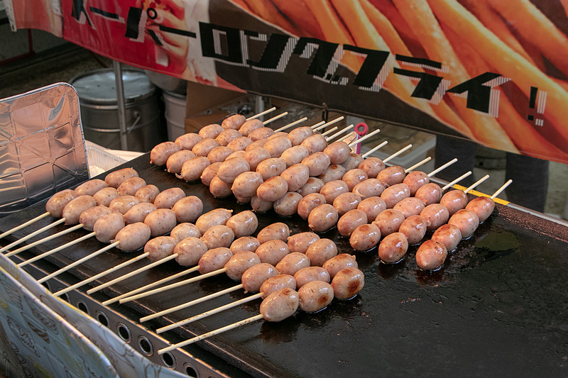 オランダ料理の屋台では、超長ーいフライドポテト「ラス・ポテト」（600円～）が大人気。プラス100円で、チーズやチョコレート味も楽しめる。丸っこいソーセージを串刺しにした「ラウンドソーセージ」（400円）や「フライドチキン」（500円）も押さえておきたいメニュー
