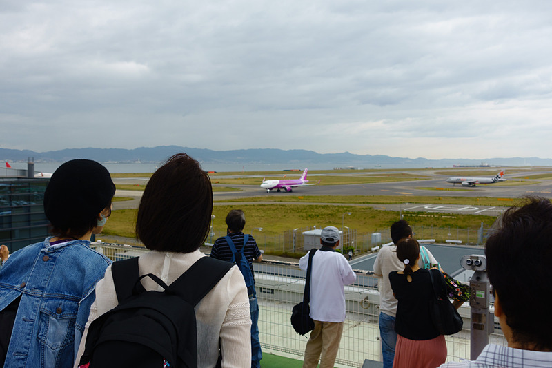 展望デッキからの風景。ピーチとジェットスターが並ぶなど、LCC（格安航空会社）が多数就航する関空らしい眺め