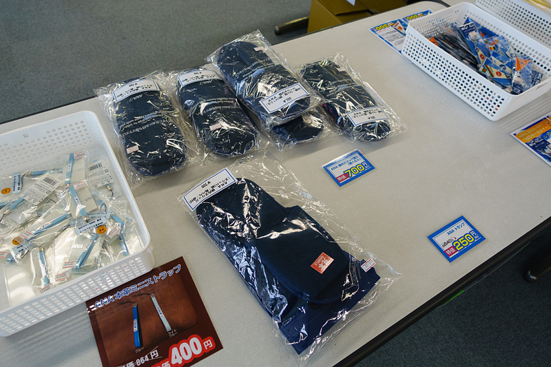 航空機部品や、航空会社のスリッパ、銘板なども販売している。関空旅博の気分転換に訪れてみるのがよいだろう