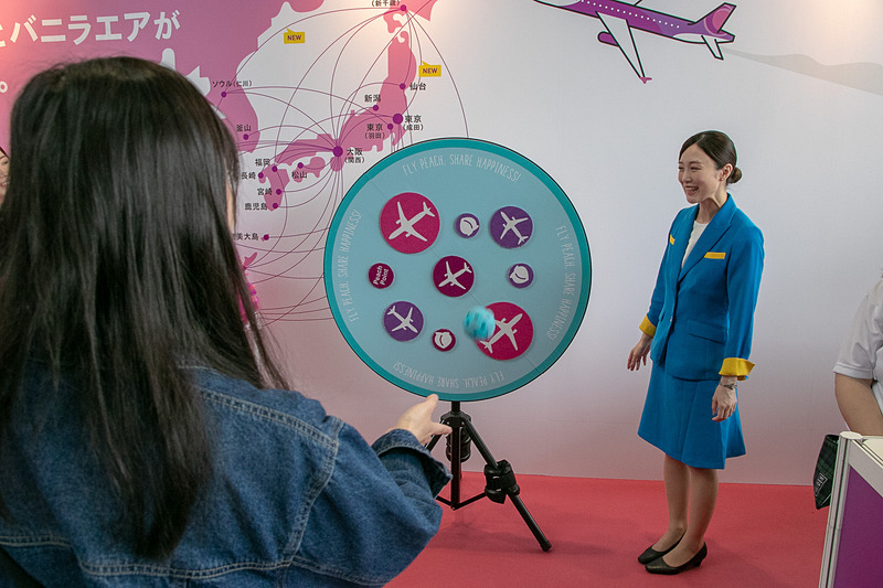 「Peachハッピーダーツ」は1日3回実施。マジックテープを貼った的とボールを使ったダーツゲームで、当たった場所によって異なるプレゼントがもらえる