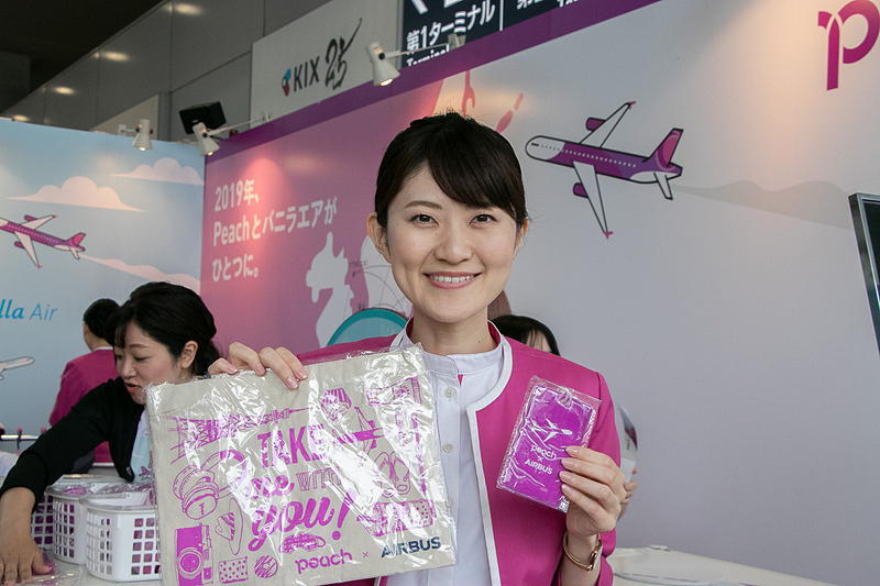 「Peachハッピーダーツ」は1日3回実施。マジックテープを貼った的とボールを使ったダーツゲームで、当たった場所によって異なるプレゼントがもらえる