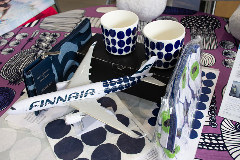 機内で使われている食器などもマリメッコデザイン。写真中央は石をモチーフにした「キヴェット（Kivet）」柄