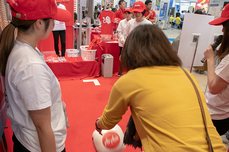 ペアの往復航空券が当たるということで、サイコロを投げる参加者にも力が入る