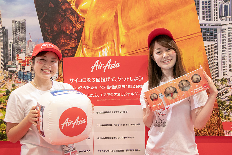 エアアジアのブースでは、ペア往復航空券などが当たるサイコロ企画を実施