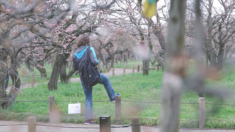 日本語のみの案内のため、内容を理解できない外国人旅行者が立ち入り禁止場所に入ってしまうという課題を例示