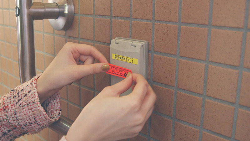 茨城県、偕楽園の担当者らがテプラを使って案内看板を多言語化した