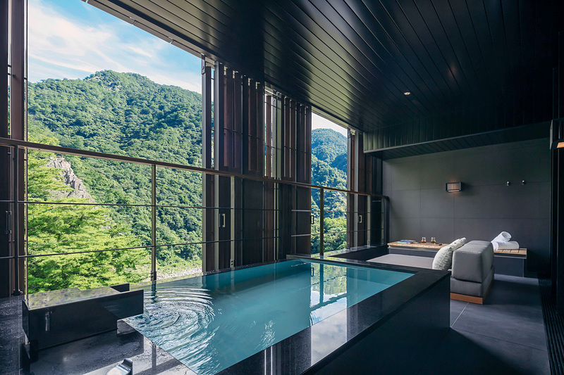 「月見」の客室と半露天風呂