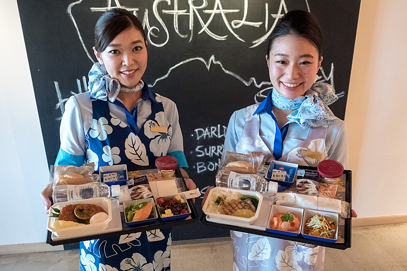 往路（成田/羽田～ホノルル行き便）のエコノミークラスでは、billsとのコラボ機内食を提供