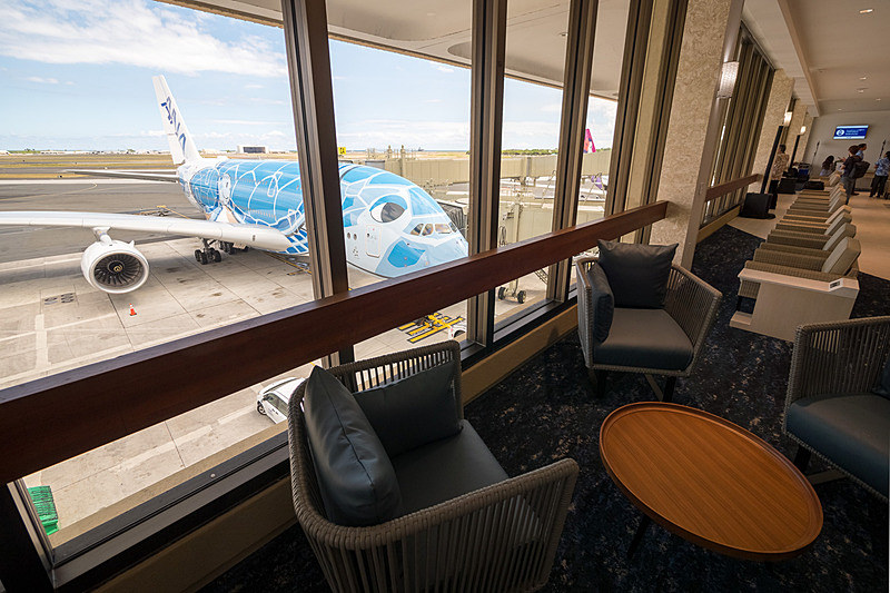 ダニエル・K・イノウエ国際空港のANA LOUNGE。窓に面した立地